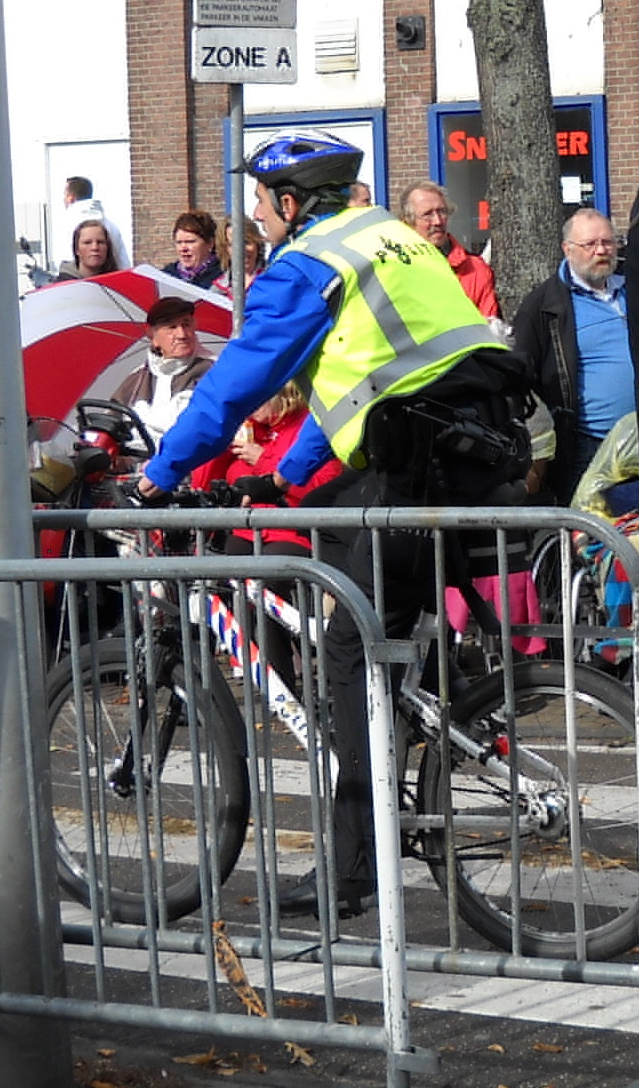 Bicycle cop in Leiden, Zuid-Holland